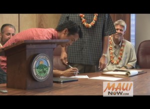 nakoa_02 Mark Okano of Aiea became the first to sign on as a player on the new Na Koa Ikaika Maui roster during a press conference on Tuesday in Wailuku. Photo by Wendy Osher.