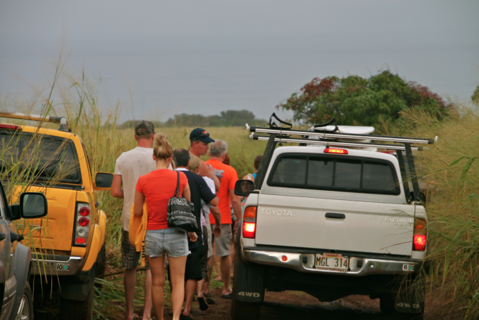 On the road to Peʻahi (Jaws). Photo by Madeline Ziecker.
