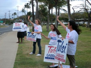 tulsi-gabbard-sign-waving-maui-kahului tulsi-gabbard-sign-waving-maui-kahului