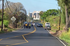 MPD investigation into dead body found on the Kahekili Highway near Happy Valley. Photo 8/17/12 by Rodney Yap.