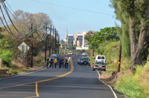 MPD investigation into dead body found on the Kahekili Highway near Happy Valley. Photo 8/17/12 by Rodney Yap.