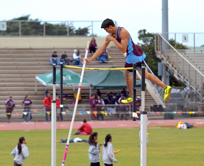 Baldwin's Tyler Feiteira clears the pole vault bar at 13 feet, 9 inches Saturday at the finals of the Yamamoto Invitational. Photo by Rodney S. Yap.