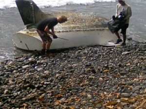 Parker Marine removing the pieces of the Best Revenge. Photos by DLNR Maui District Boating Office.