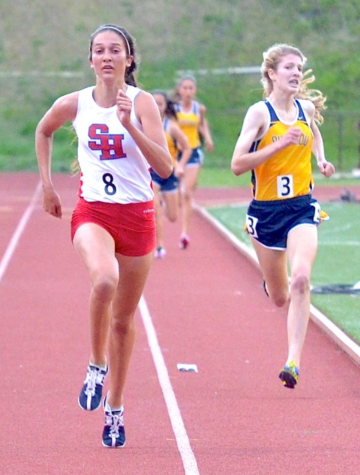 Seabury Hall's Dakota Grossman sprints to the finish line of the 3,000 ahead of Punahou's Teri Brady. Photo by Rodney S. Yap.