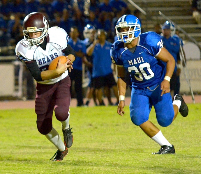 Baldwin wide receiver Benjamin Wuthrich (82) hauls in this 19-yard touchdown pass from quarterback Jeremiah Badillo during second-quarter action Friday at War Memorial Stadium. Photo by Rodney S. Yap.