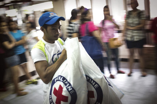 Philippines, November 2013. Typhoon Haiyan struck Philippines 8th November, 2013. Volunteers and staff working with food items at Philippine Red Cross HQ. Photo: Jarkko Mikkonen / Finnish Red Cross.