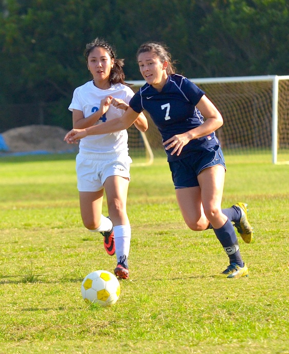 Kamehameha Schools Maui senior midfielder Lily Higashino (7) is one of six seniors the Lady Warriors have on their 25-player roster. File photo by Rodney S. Yap.