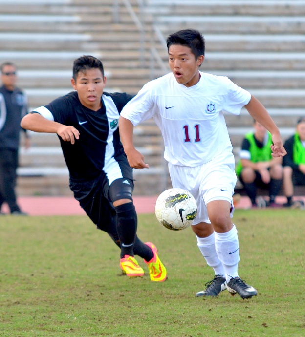 Baldwin senior midfielder Jaren Ariyoshi looks for a passing lane against King Kekaulike earlier this year. Photo by Rodney S. Yap.