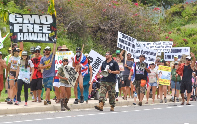 More than 1,000 marchers participated in the Anti-GMO event. Pictured at center is Dustin Barca in the camouflage pants and bullhorn. Photo by Rodney S. Yap.