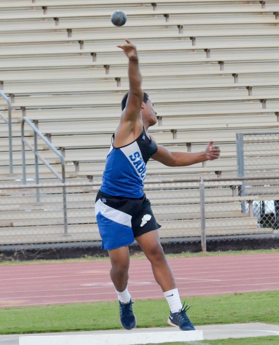 Maui High's Hanisi Lotulelei finished third in the shot put and won the discus. Photo by Rodney S. Yap.