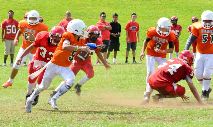 Wailuku's offense tries to get its passing game in gear as Lahaina defends during second-half action Saturday. Photo by Rodney S. Yap.