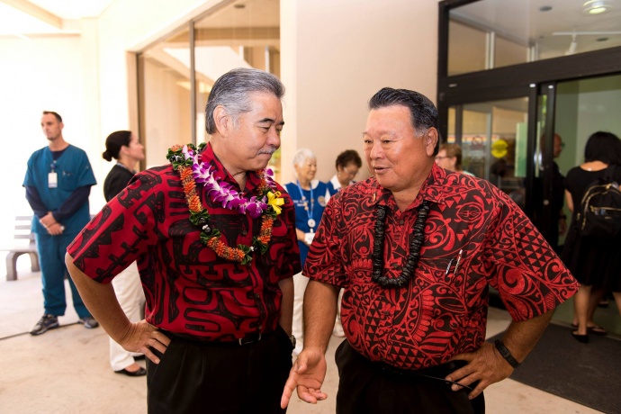 Governor David Ige (lt) and Maui Mayor Alan Arakawa (rt). Bill signing ceremony at Maui Memorial Medical Center. (06.10.15) Photo credit: Ryan Piros/County of Maui.