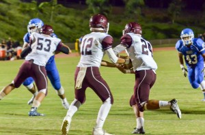 Baldwin quarterback Chayce Akaka prepares to hand the ball off to running back Kamaki Gouviea (24). Photo by Rodney S. Yap.