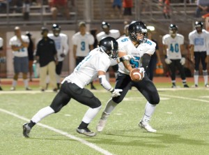 King Kekaulike quarterback Cameron Russell options to running back Kawika Akahi. Photo by Rodney S. Yap.