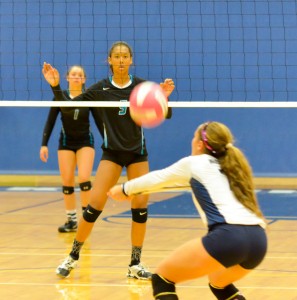 Kamehameha Warriors' setter Danielle Brown picks up this serve as King Kekaulike's Rose Love (5) looks on. Photo by Rodney S. Yap.