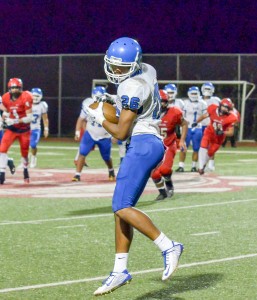 Maui High wide receiver Justine Dancil (26) hauls in this pass from quarterback Austin Hoe in the second half Saturday. Photo by Rodney S. Yap.