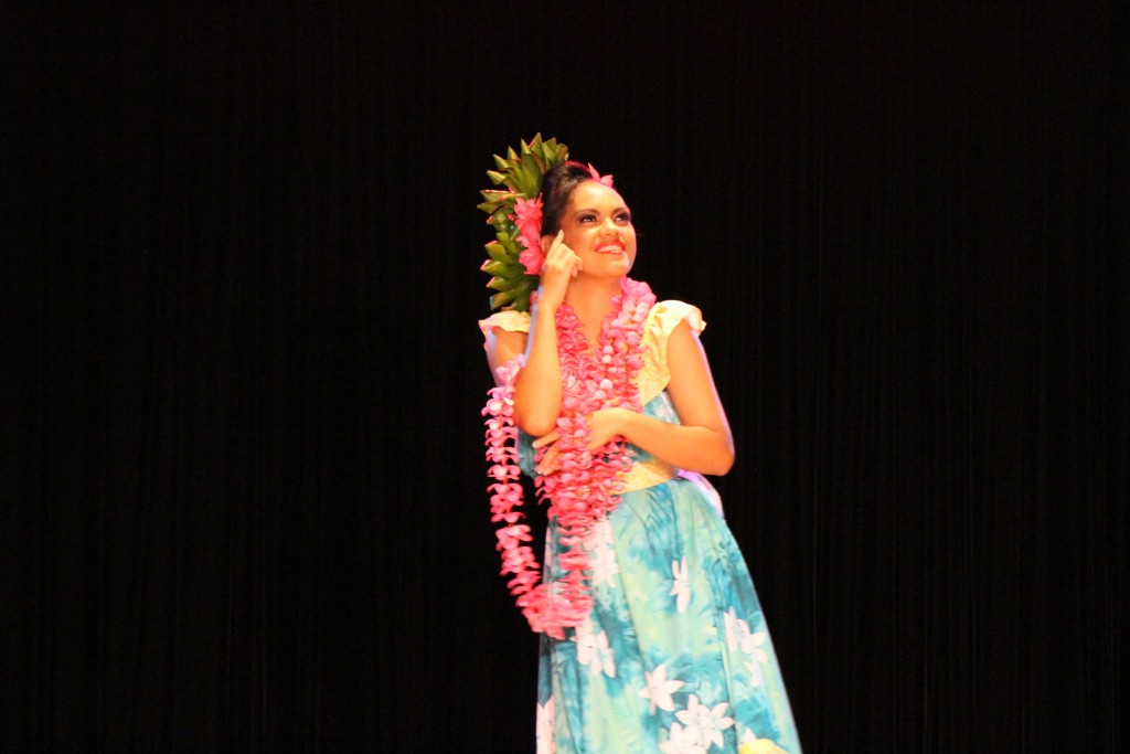 Breena Ako, Halonaikeohokapalai, Kumu Pomaikai Krueger. Photo by Wendy Osher.
