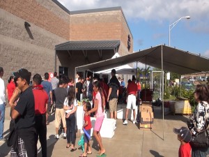 Crowds celebrate the grand opening of Island Grocery Depot in Lahaina. Photo by Kiaora Bohlool.