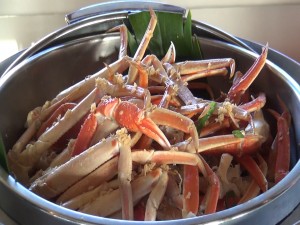 Steamed crab legs at Molokini Bar & Grille. Photo by Kiaora Bohlool.