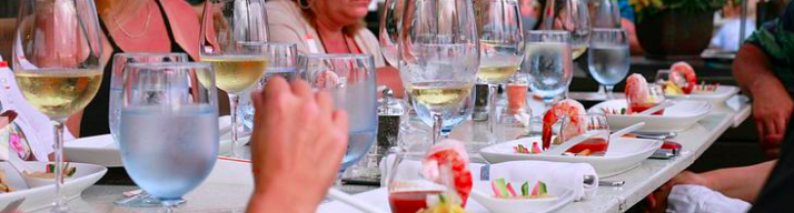 Group dining with Hawai'i Tasting Tours. Courtesy photo.