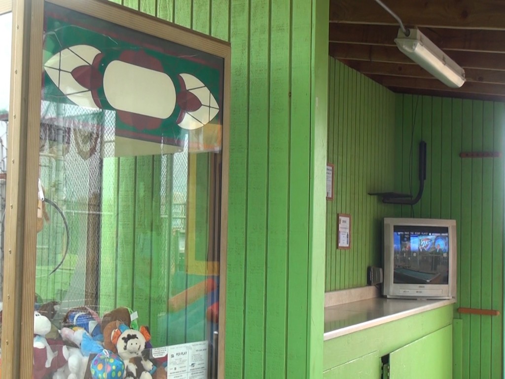 Games and television at Hitter's Paradise batting cages in Kīhei. Photo by Kiaora Bohlool.