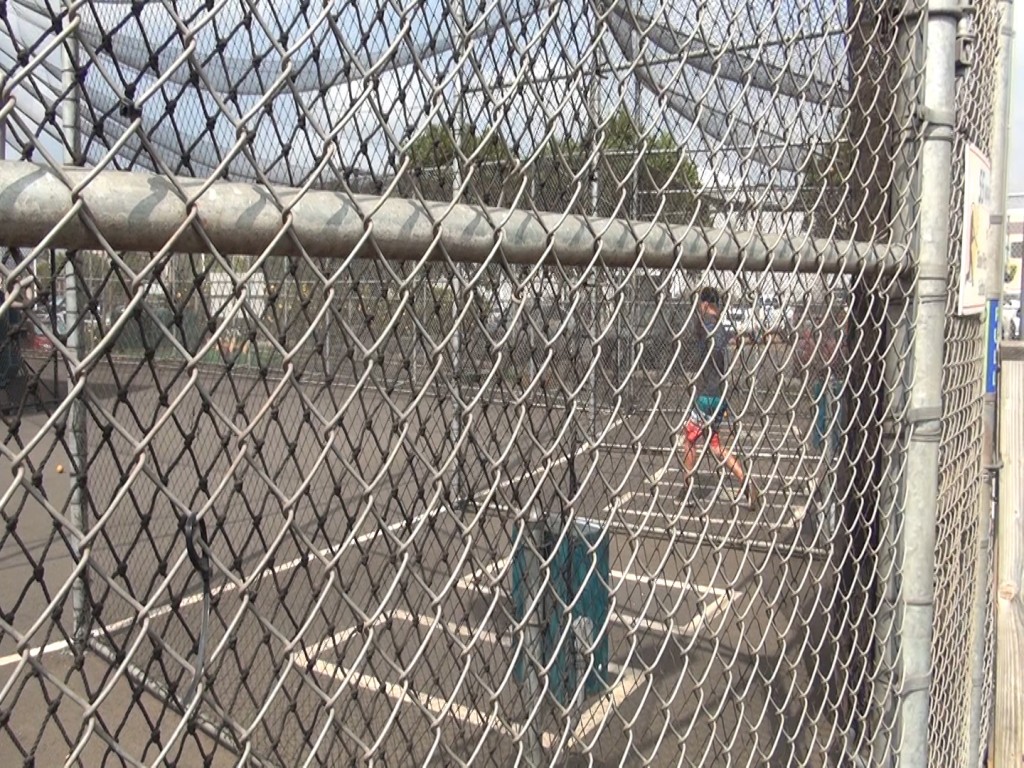 Taking swings at Hitter's Paradise in Kīhei. Photo by Kiaora Bohlool.