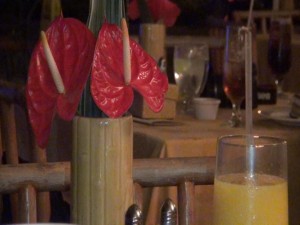 Flowers on the table at Tiki Terrace, Kā‘anapali Beach Hotel. Photo by Kiaora Bohlool.