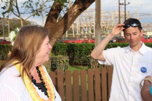 Jane Sanders speaking with supporters in front of the HC&S Sugar Mill in Puʻunēnē. Photo by Wendy Osher.
