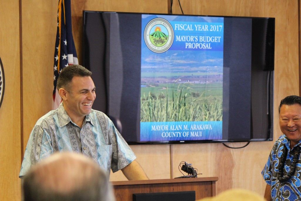 Budget Director Sandy Baz (left) introduces Maui Mayor Alan Arakawa (right). Photo (3.24.16) by Wendy Osher.