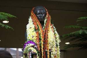 ʻAhahui Kaʻahumanu members celebrate the birthday of the Queen by draping lei upon the shoulders of her statue. Photo by Wendy Osher. (3.18.16)