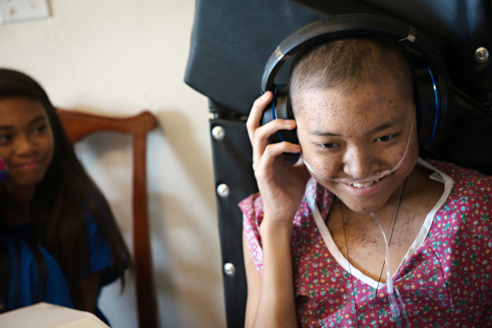 Make-a-Wish Hawaiʻi surprised Christian with a gaming laptop of his dreams. Photo credit: Sean Michael Hower Photography