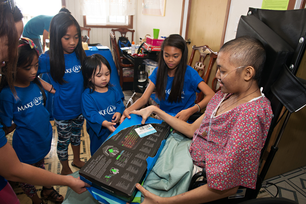 Make-a-Wish Hawaiʻi surprised Christian with a gaming laptop of his dreams. Photo credit: Sean Michael Hower Photography