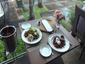 Brunch on the table at Merriman's Kapalua. Photo by Kiaora Bohlool.