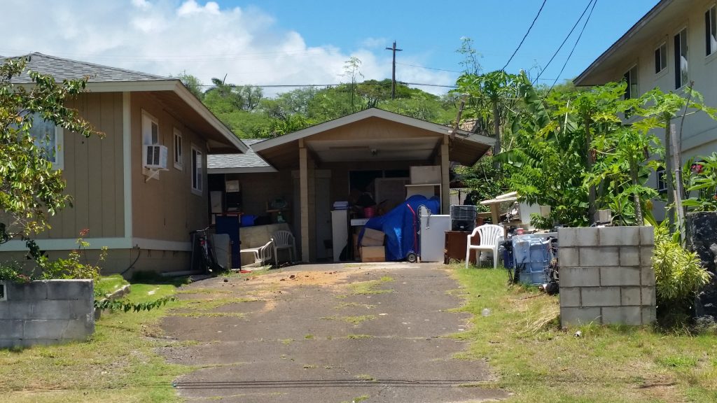 Maui police have since wrapped up their on scene homicide investigation at a Kea Street where police responded to reports of a group of armed males threatening people at the residence. Upon investigation, one adult male was found dead at the scene. Photo by Wendy Osher.