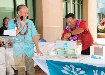Grant Chun of A&B Properties (left) got a helping hand from Mayor Alan Arakawa with the Kamalani sales lottery drawing.