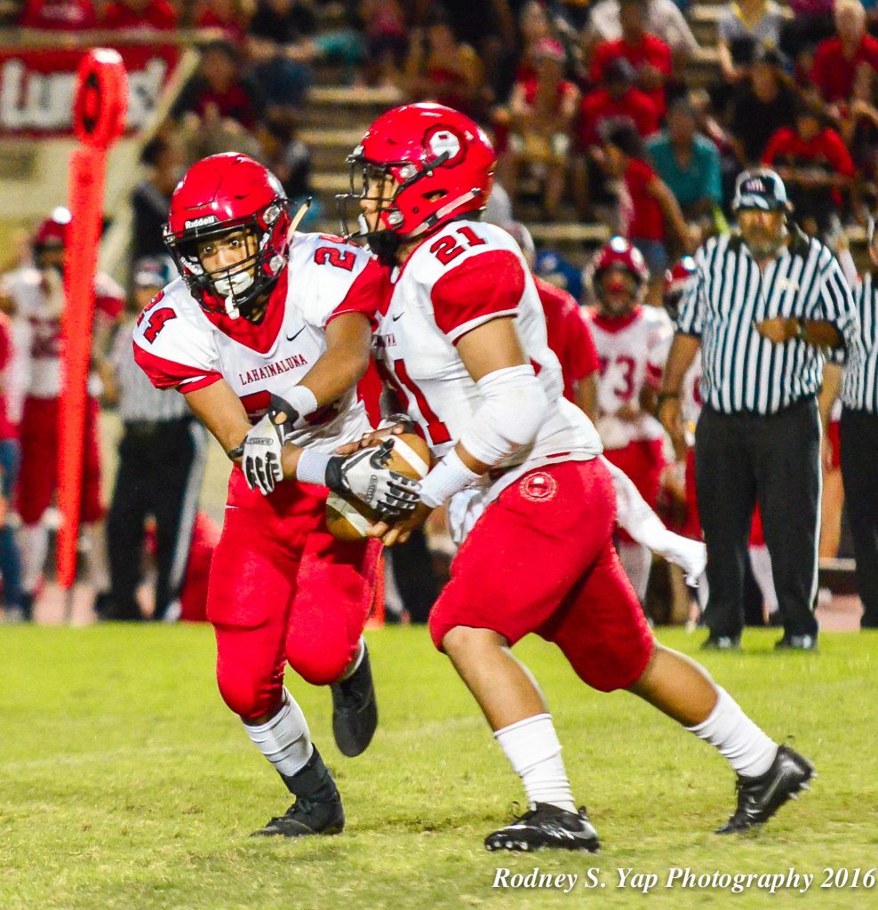 Lahainaluna's Donavan Defang (21) decides to keep the ball instead of handling it off to teammate out ofthe "Wildcat" formation. Photo by Rodney S. Yap.