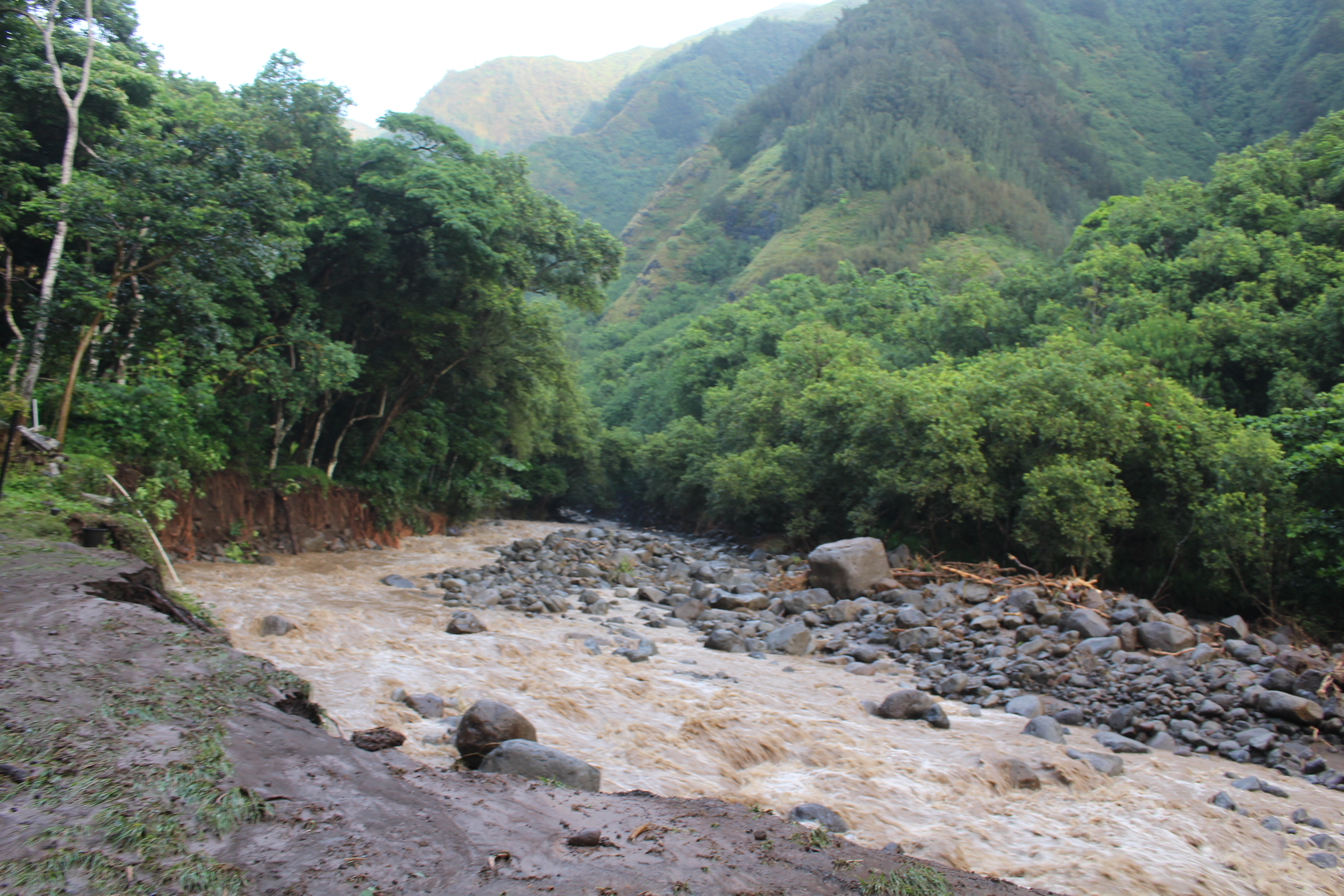ʻĪao Valley, erosion and flood debris from flash flood. PC: 9.14.16 by Wendy Osher.