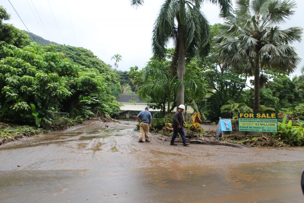 ʻĪao Valley, erosion and flood debris from flash flood. PC: 9.14.16 by Wendy Osher.