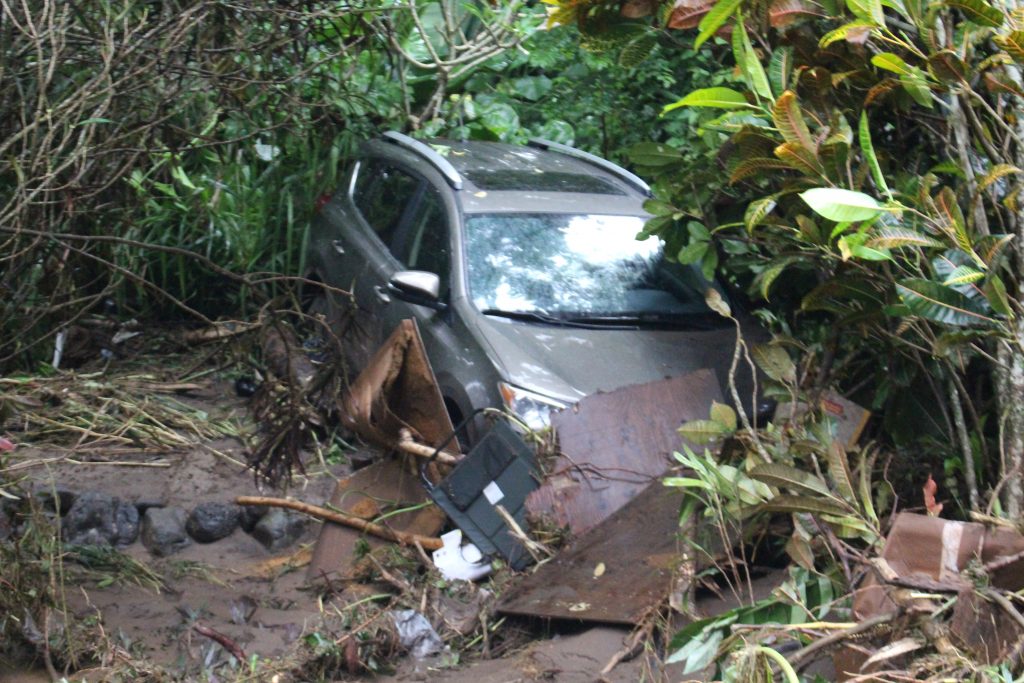 ʻĪao Valley, erosion and flood debris from flash flood. PC: 9.14.16 by Wendy Osher.