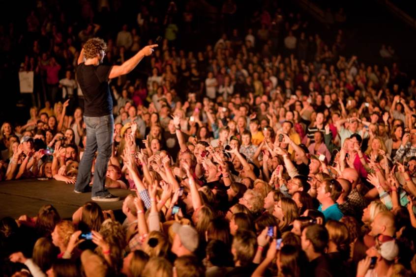 Billy Currington. Photo courtesy: Maui Arts & Cultural Center.