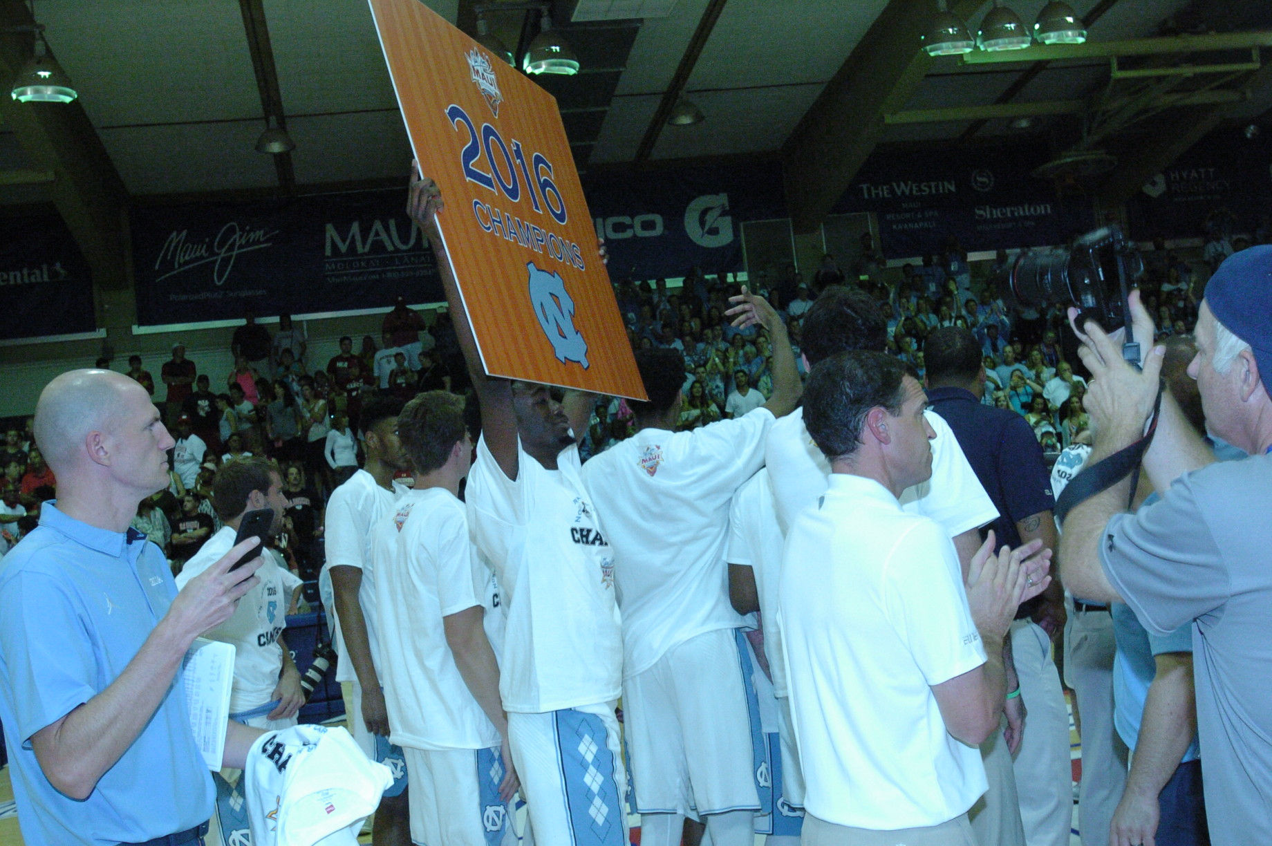 Championship game between UW vs UNC at the 2016 Maui Jim Maui Invitational. PC: Joel B. Tamayo.