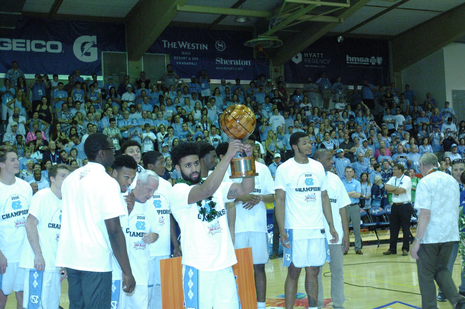 Championship game between UW vs UNC at the 2016 Maui Jim Maui Invitational. PC: Joel B. Tamayo.