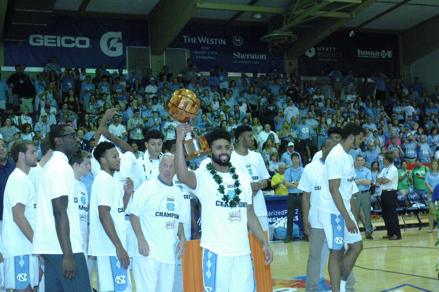 Championship game between UW vs UNC at the 2016 Maui Jim Maui Invitational. PC: Joel B. Tamayo.