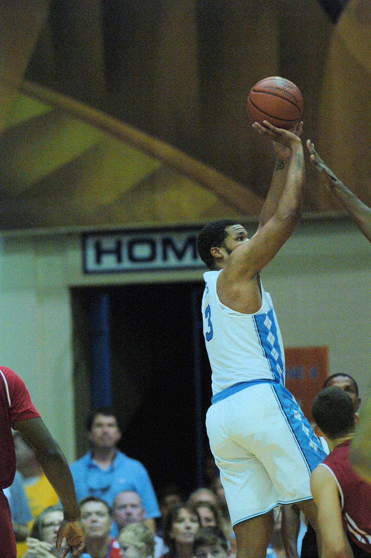 UNC #3 Meeks. Championship game between UW vs UNC at the 2016 Maui Jim Maui Invitational. PC: Joel B. Tamayo.