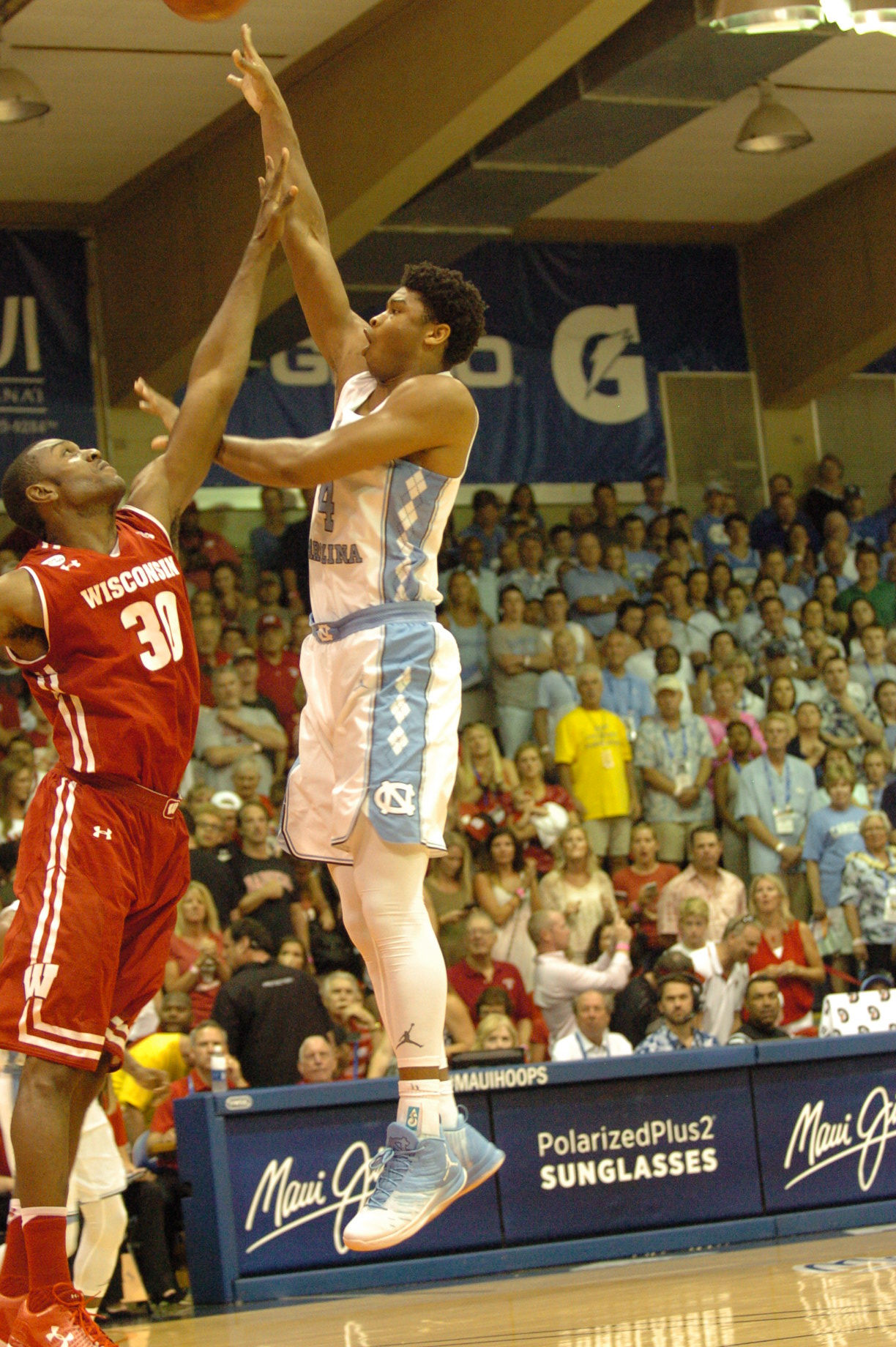 UNC #4 Isaiah Hicks. Championship game between UW vs UNC at the 2016 Maui Jim Maui Invitational. PC: Joel B. Tamayo.