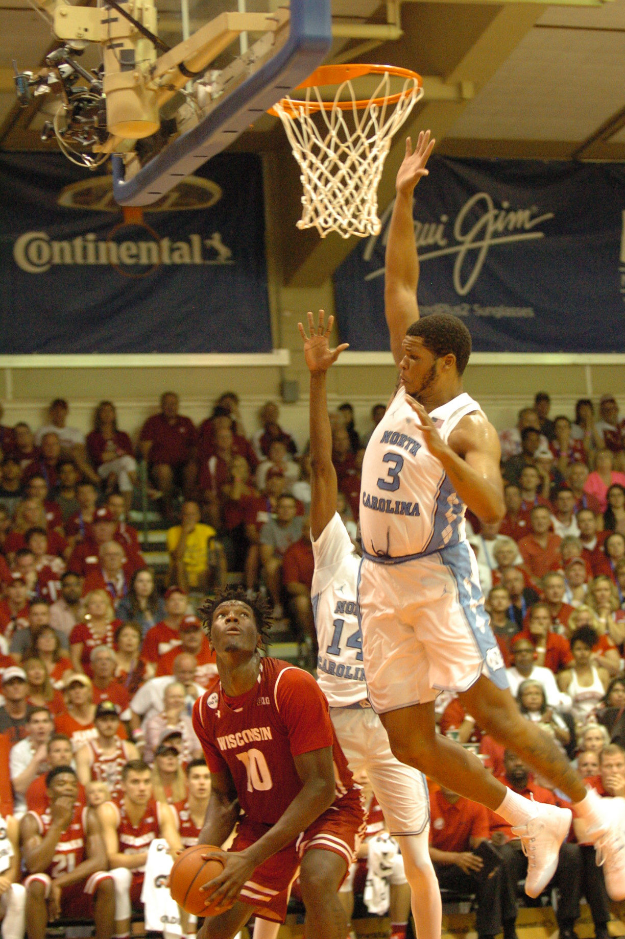 UW #10 Nigel Hayes. Championship game between UW vs UNC at the 2016 Maui Jim Maui Invitational. PC: Joel B. Tamayo.