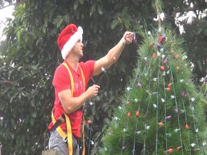 Joe Hegele decorates in style at MauiWine. Photo by Kiaora Bohlool.