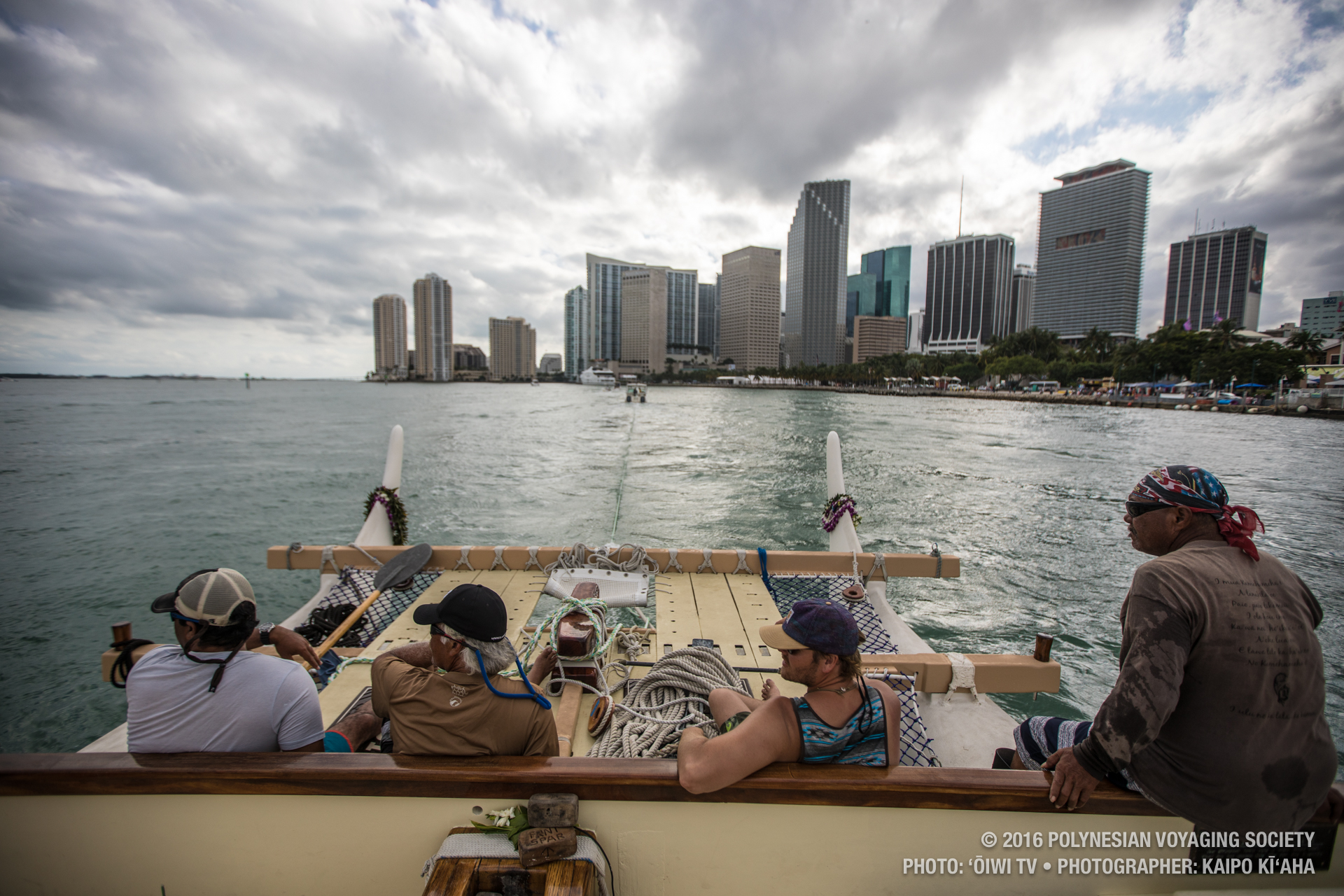 Making their way to the city. PC: ʻŌiwi TV/Kaipo Kīʻaha/2016 Polynesian Voyaging Society.