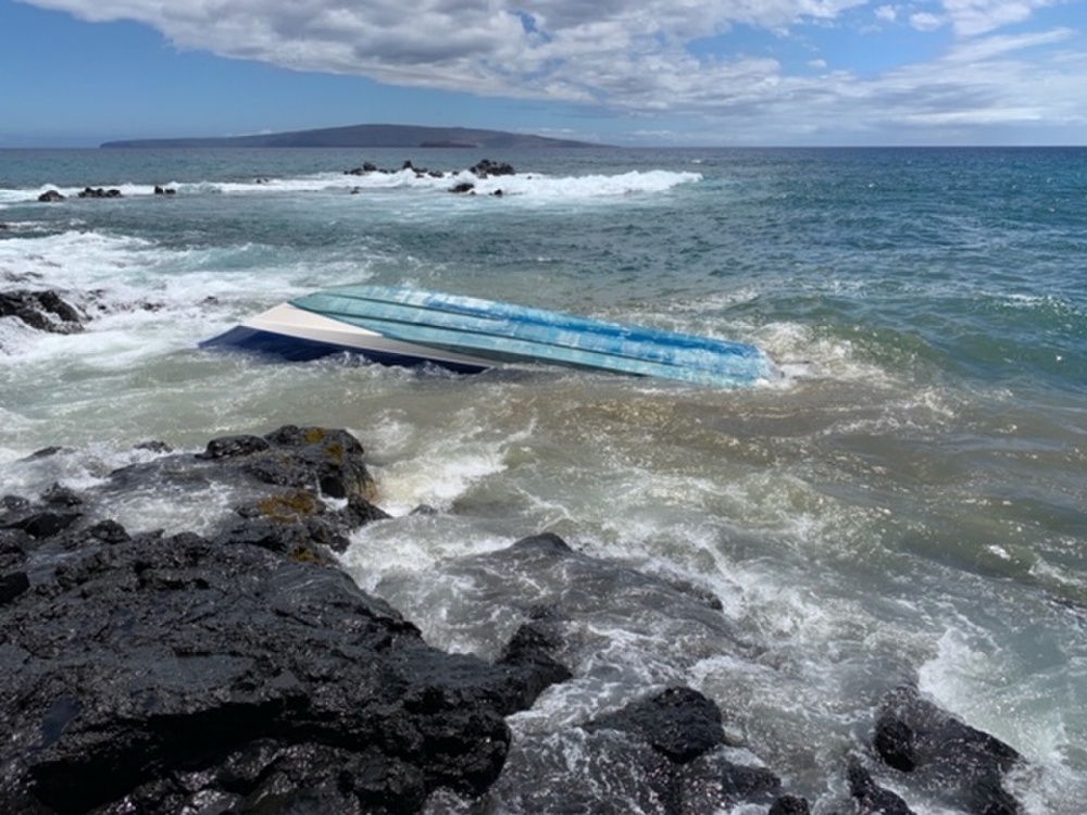 yacht crash in maui