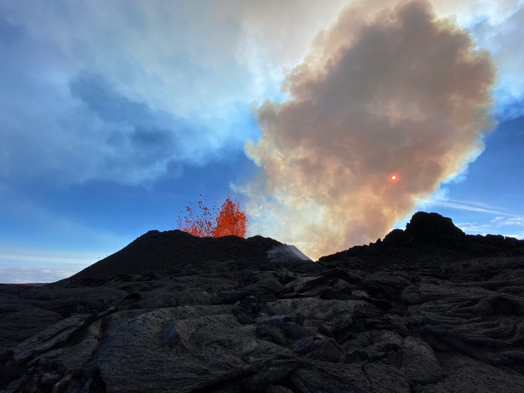 mauna loa volcano erupting